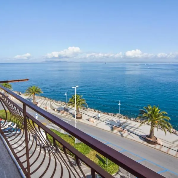 2 bedrooms apartement at Porto Santo Stefano 80 m away from the beach with sea view balcony and wifi，位于圣托斯特凡诺港的酒店