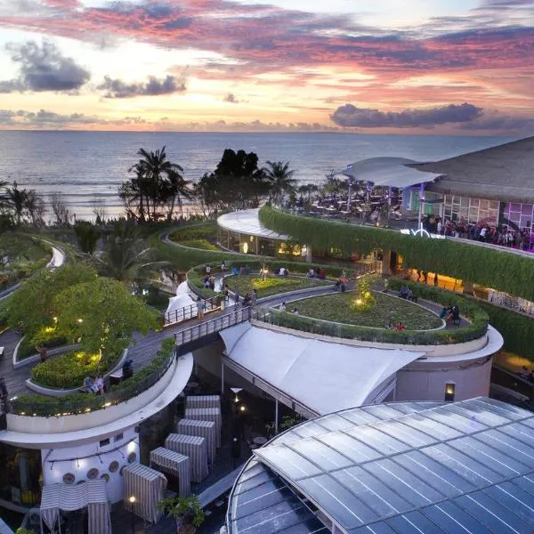 YELLO Hotel Kuta Beachwalk Bali，位于库塔的酒店