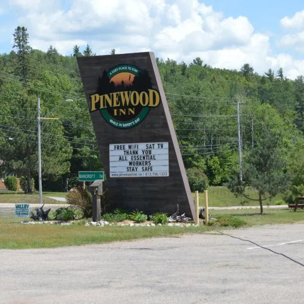 Pinewood Inn，位于Barrys Bay的酒店