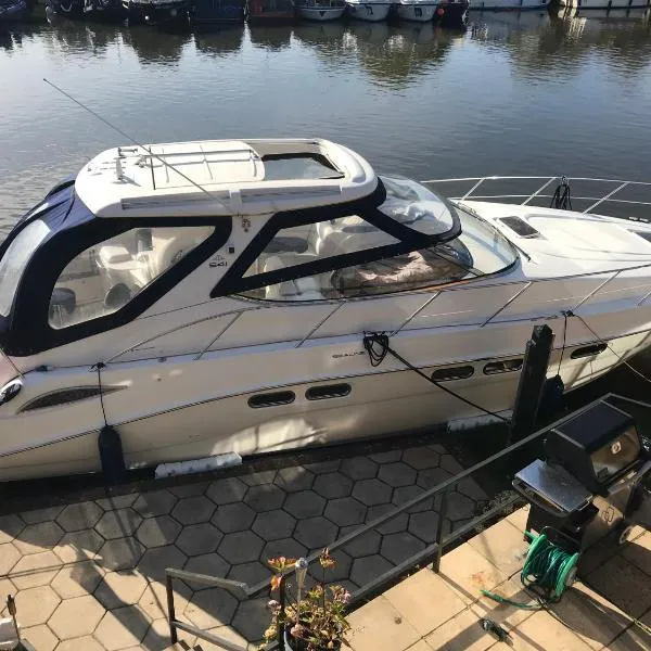 ENTIRE LUXURY MOTOR YACHT 70sqm - Oyster Fund - 2 double bedrooms both en-suite - HEATING sleeps up to 4 people - moored on our Private Island - Legoland 8min WINDSOR THORPE PARK 8min ASCOT RACES Heathrow WENTWORTH LONDON Lapland UK Royal Holloway，位于埃格姆的酒店