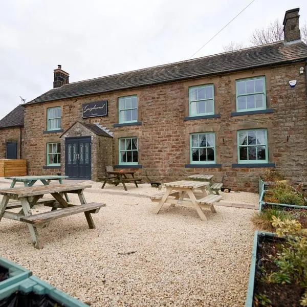 Peak District, The Greyhound Inn, Warslow circa 1750，位于奥斯顿菲尔德的酒店