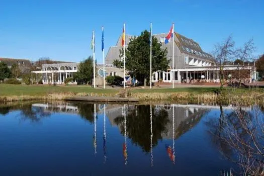 AMELAND-Appartement "ZEEDUIN", eigen KEUKEN, Zonnig TERRAS, Verwarmd ZWEMBAD, nabij DORP, DUINEN en STRAND，位于霍勒姆的酒店