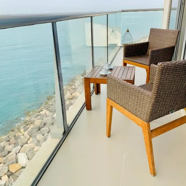 Luxurious 2 bedroom Beachfront Apartment - direct seaview，位于拉斯阿尔卡麦的酒店