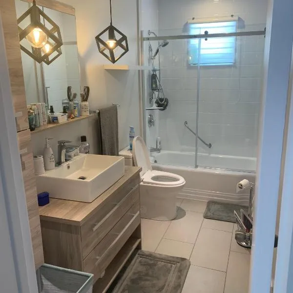 Room for renting inside house - without breakfast provided，位于Paspebiac的酒店