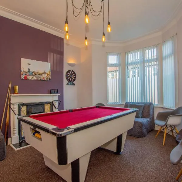By Lushlets - City Centre Hot tub Pool table - Great for Hens Stags & Rugby groups!，位于卡迪夫的酒店