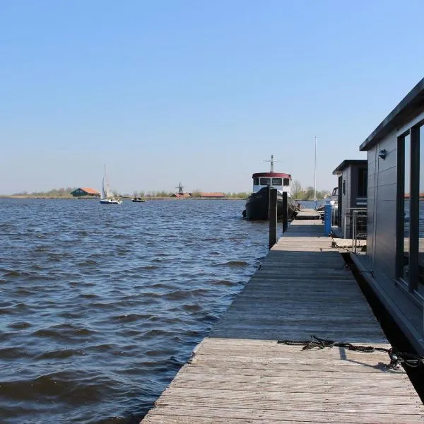 Cozy houseboat at the edge of the marina，位于阿尔克马尔的酒店