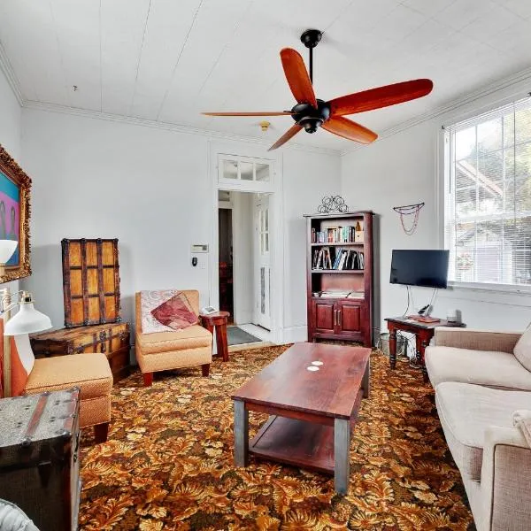 Bywater Home, Parking and Pet Friendly Retreat，位于肯纳的酒店