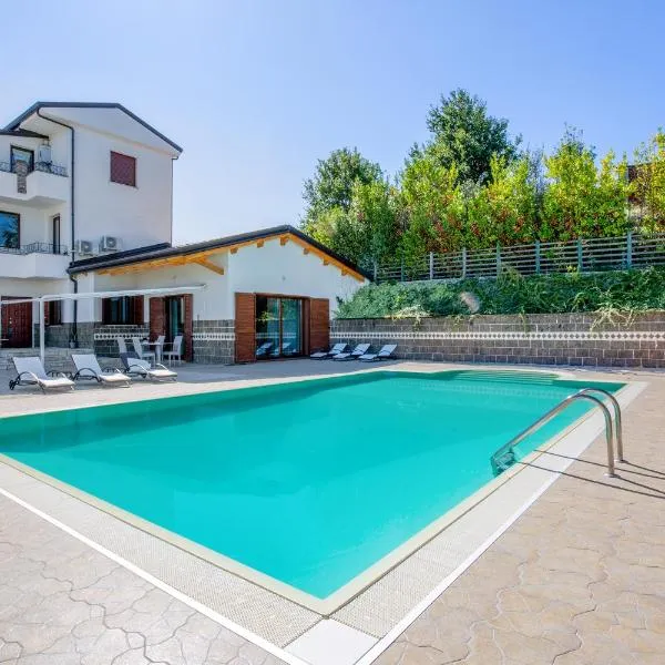 Villa Santoro ai TRE Ulivi con Piscina Privata，位于卡塞塔的酒店