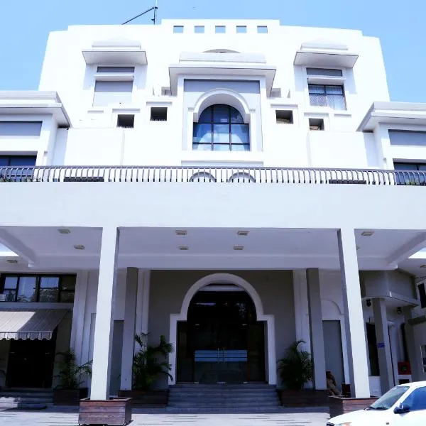 HOTEL RAJMAHAL，位于Harthala的酒店