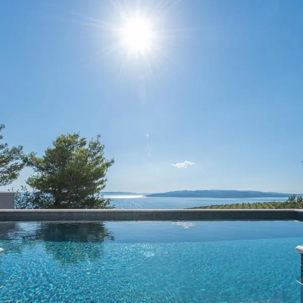 Villa Kuk with heated Pool Makarska，位于马卡尔斯卡的酒店