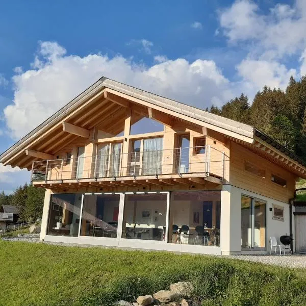 Alpine Dream Chalet with Spa close to Lake Geneva，位于Collombey的酒店