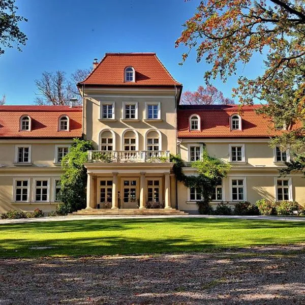 谢拉库夫庭院酒店，位于Czechówka的酒店