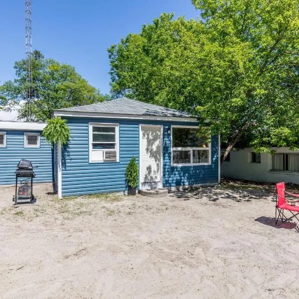 Beachside Cabins，位于Tiny的酒店