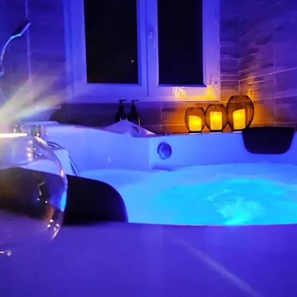 A l'Orée des pins - Gite et spa de 30 m2- Home Cinéma et massage en sup，位于屈热莱潘的酒店
