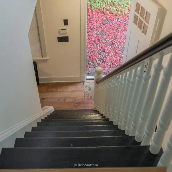 Restored 1881 Farm House，位于莱诺克斯的酒店