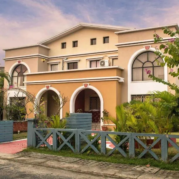Taruchaya by StayVista, featuring breathtaking interiors, a charming gazebo & a lush lawn for an enchanting stay，位于迪亚蒙德哈尔博乌尔的酒店