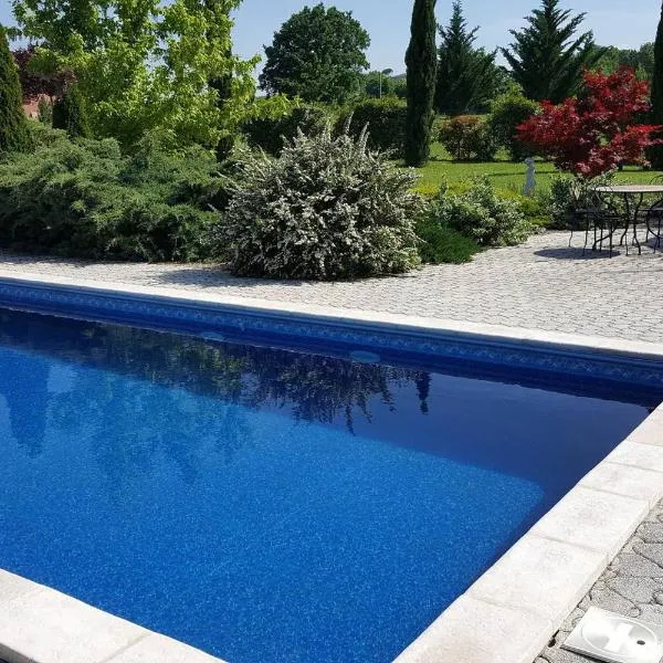 Logement, classé 3 étoiles, de 42 m2 tout confort avec piscine pour un couple，位于卡斯特尔诺-德蒙特米尔的酒店