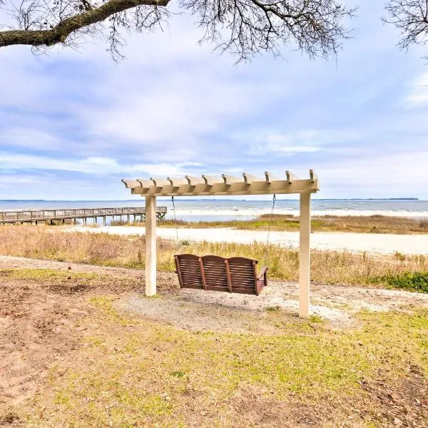 Sunroom and Beach Access Hilton Head Condo，位于希尔顿黑德岛的酒店