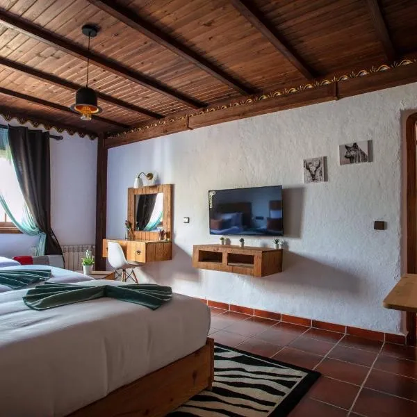 Room in Bungalow - Triple Bungalow 6 - El Cortijo Chefchaeun Hotel Spa，位于Melaah的酒店