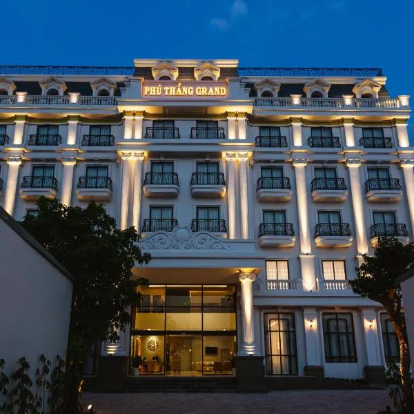 PHU THANG GRAND HOTEL，位于Ðức Hòa的酒店