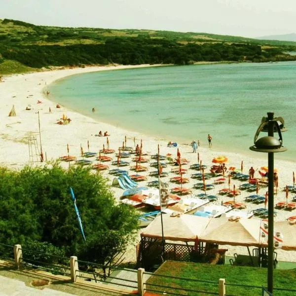 Borgo Spiaggia Isola Rossa，位于李瓦尔卡吉的酒店