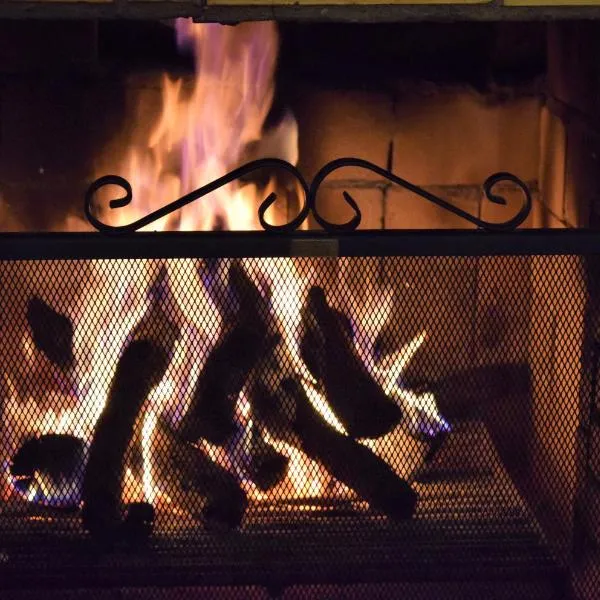 Casa Rural La Salamandrija- con chimenea, patio y barbacoa，位于Aljucén的酒店