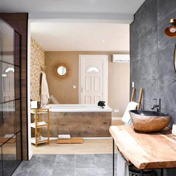 Les Nuits d Olympe - Suite & Spa privatif，位于Lacoste的酒店