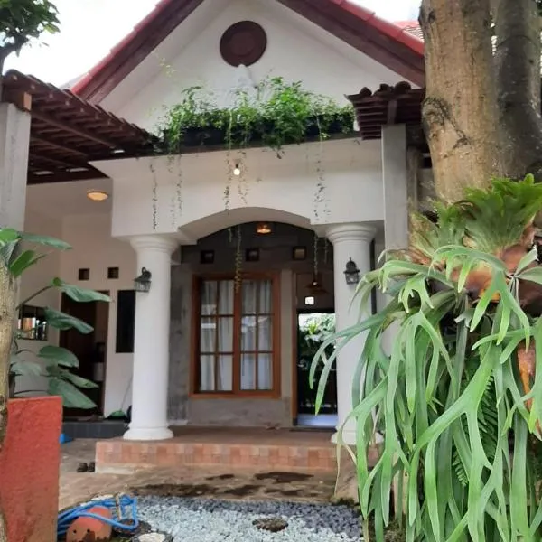 OMAH LUMUT Malang, Best Family Villa 3 Bedrooms Free Pool Kolam Renang，位于玛琅的酒店