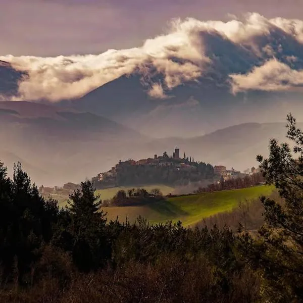 La vedetta del Montefeltro，位于Peglio的酒店