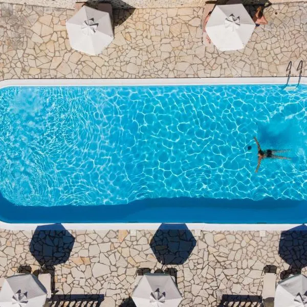 Aurora Beach Hotel，位于Agia Pelagia Chlomou的酒店