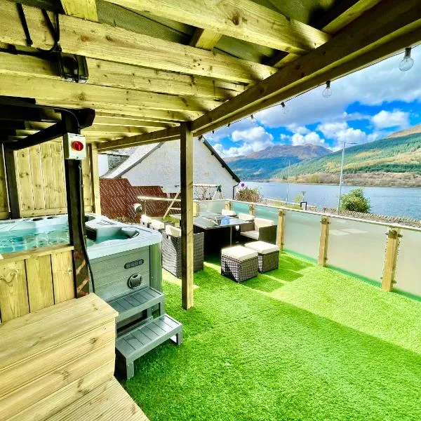 Amazing Alps and Loch views - HOT TUB and pet friendly，位于Stronachlachar的酒店