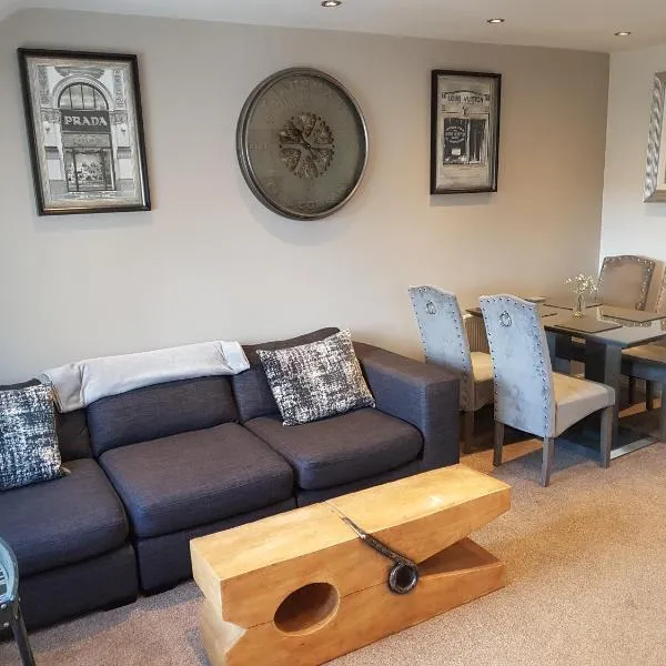 Bowness On Windermere, Lovely Apartment for 4 With Parking，位于安布尔塞德的酒店