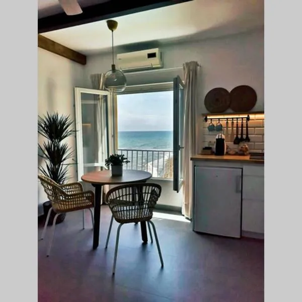 Beachfront apartment near Marbella，位于锡蒂奥卡拉翁达的酒店