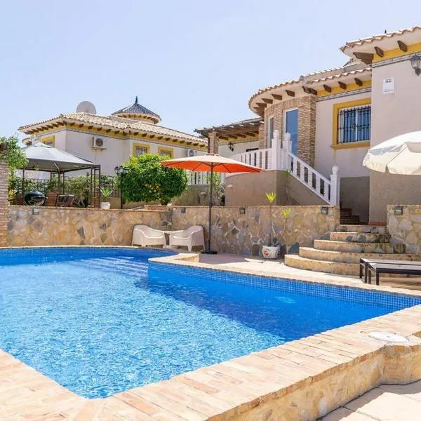 Casa Lilly-Rose, a beautiful 3 bedroom detached villa a short walk to the Villamartin Plaza & Golf course，位于Torremendo的酒店