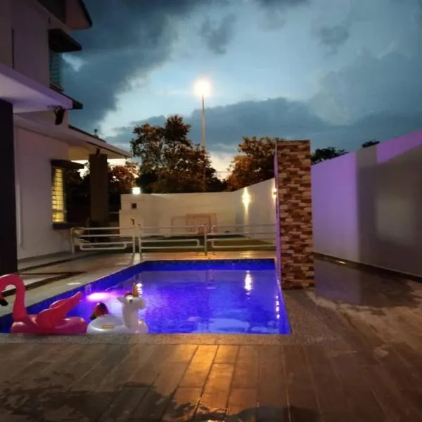 Villa with private Pool and Sauna @ Nilai，位于Mantin的酒店