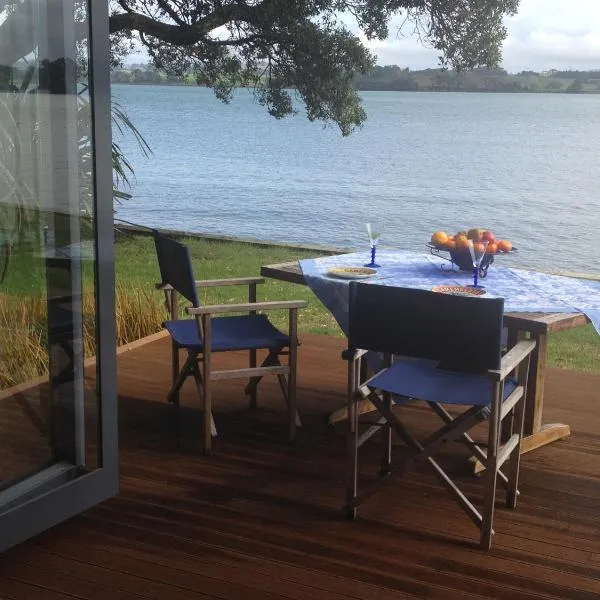 Absolute Waterfront Serenity Near Auckland，位于Waiau Pa的酒店