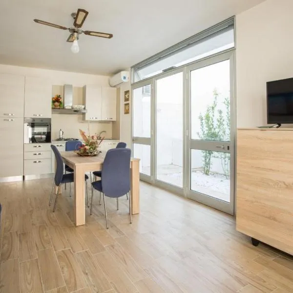 Casa vacanza Torre Specchia，位于托雷斯佩基亚鲁杰里的酒店