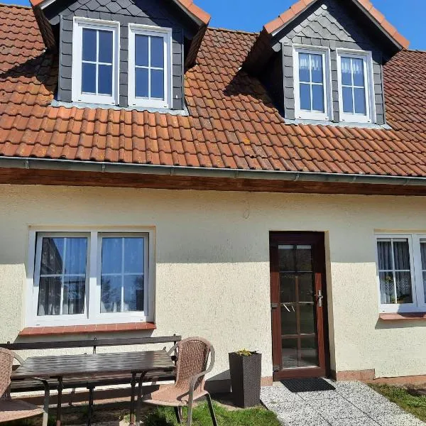 Lacky - kleines Familienreihenmittelhaus in Grieben Hiddensee，位于Grieben的酒店