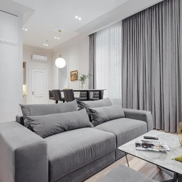 NEW! Luxury apartment in the CENTER of ODESSA overlooking Deribasovskaya str. LOW PRICE!，位于敖德萨的酒店