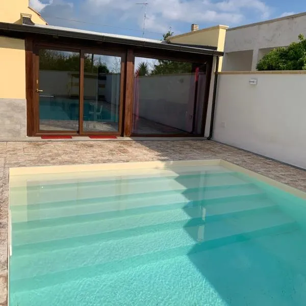 Appartamento in villa con piscina a 700m dal mare，位于Lendinuso的酒店