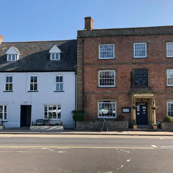 The Ilchester Arms Hotel, Ilchester Somerset，位于Kingsdon的酒店
