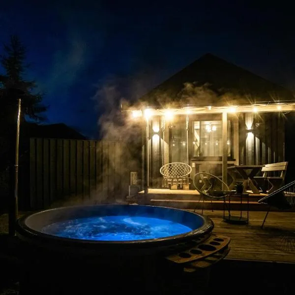 Gilė -'Virš Ąžuolų' - Forest SPA - Horses - Lake - Chalet，位于Paplatelė的酒店
