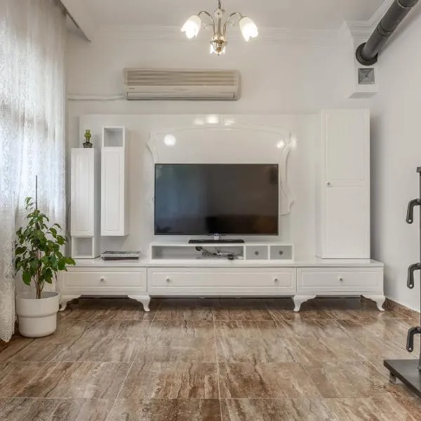 Villa Lale - 4 bed with top kitchen and garden!，位于塞里克的酒店