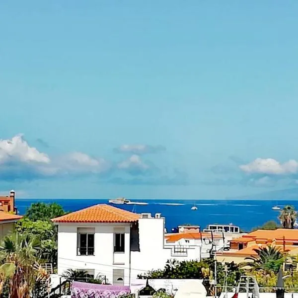 Semi-detached villa sea views, huge terrace, close beach，位于滨海帕尔姆的酒店