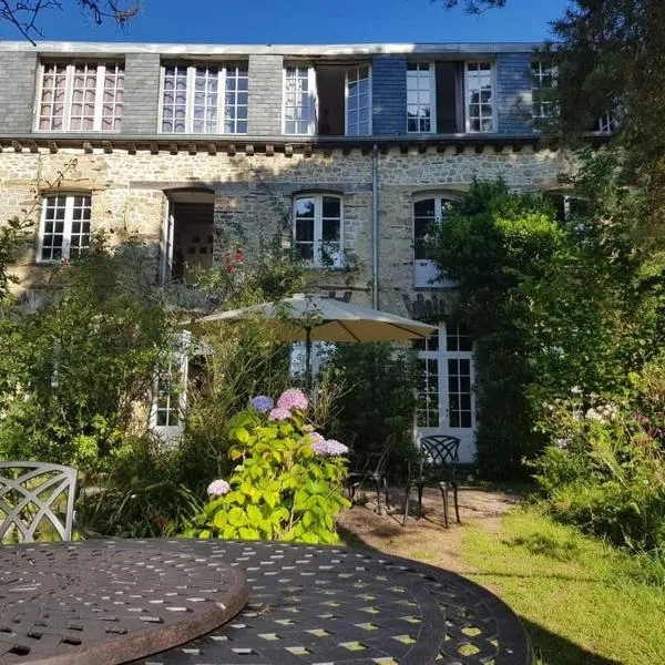 MANOIR DU TERTRE au coeur de la forêt de Brocéliande，位于Tréhorenteuc的酒店