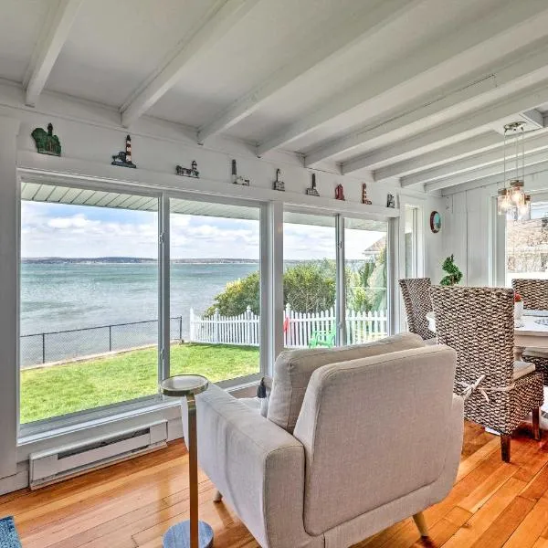 Waterfront Portsmouth Cottage: 8 Mi. From Newport!，位于朴茨茅斯的酒店