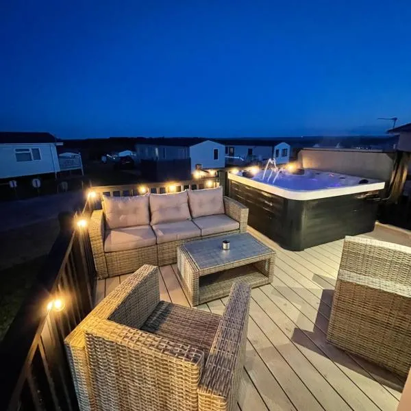 Eagles View - 2 bed hot tub lodge with free golf, NO BUGGY，位于Swarland的酒店