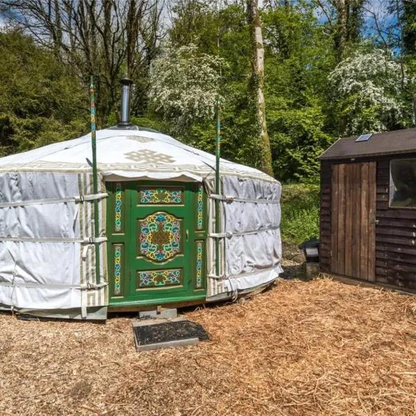 Pembrokeshire Yurts - Badger，位于Newchapel的酒店