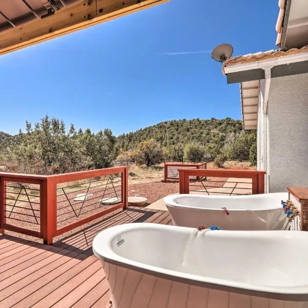 West Sedona Retreat Deck and Mountain Views，位于Clarkdale的酒店