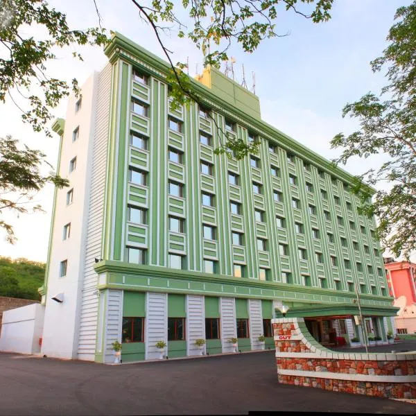 拉莫吉影城 - 塔拉舒适酒店，位于Pedda Ambarpet的酒店